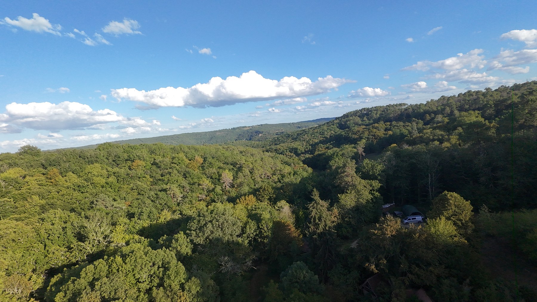 La vallée boisée du Périgord noir qui entoure l’Auberge de Layotte.
